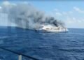 Fuego sorprende a cientos en altamar; pasajeros saltan del ferry para sobrevivir