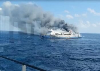 Fuego sorprende a cientos en altamar; pasajeros saltan del ferry para sobrevivir