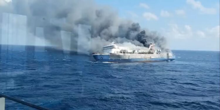 Fuego sorprende a cientos en altamar; pasajeros saltan del ferry para sobrevivir