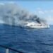 Fuego sorprende a cientos en altamar; pasajeros saltan del ferry para sobrevivir