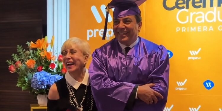 ¡Nunca es tarde! Cristian Castro se gradúa de la prepa a los 51 años