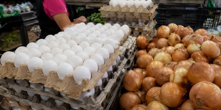 Huevo y cebolla se disparan; estos productos encarecieron la quincena