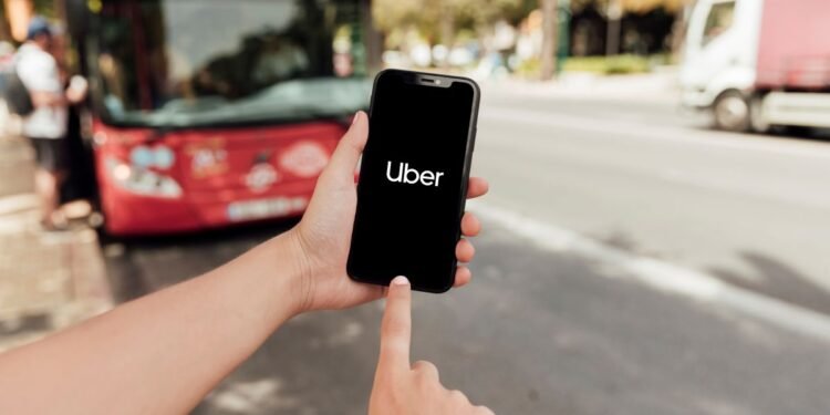 Los mexicanos olvidan de todo: Uber presenta su lista 2026 de objetos perdidos