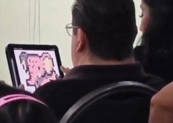 ¡Se pone a colorear! personal de Segob se distrae en comparecencia del secretario