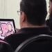 ¡Se pone a colorear! personal de Segob se distrae en comparecencia del secretario
