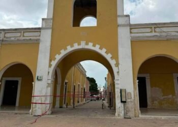 Acordonan la Torre del Reloj de Campeche por caída de fragmentos
