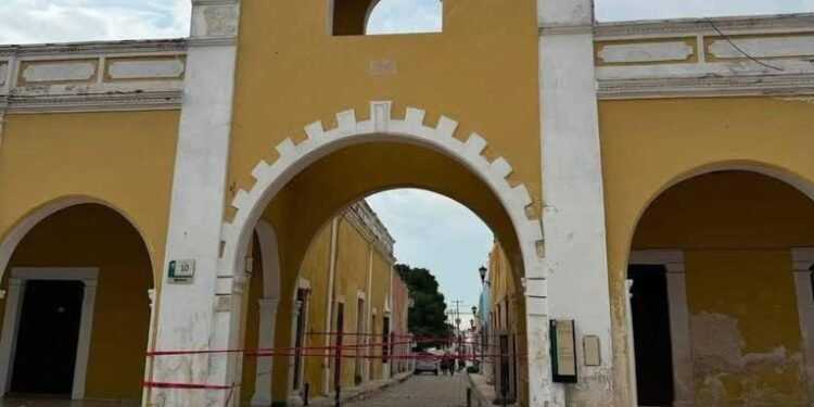 Acordonan la Torre del Reloj de Campeche por caída de fragmentos