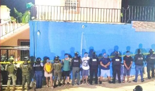 Dos cateos simultáneos irrumpen en Hopelchén; aseguran a siete personas
