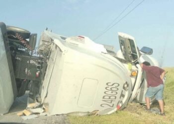 ¡Tráiler bloquea la federal 180! Caos y riesgo en el tramo Isla Aguada