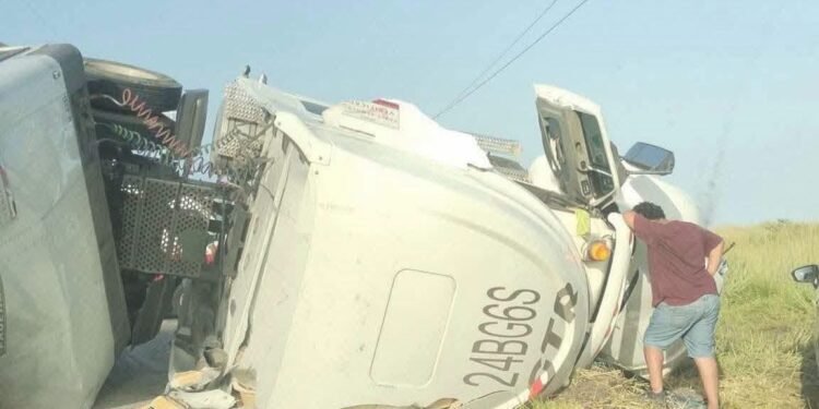 ¡Tráiler bloquea la federal 180! Caos y riesgo en el tramo Isla Aguada