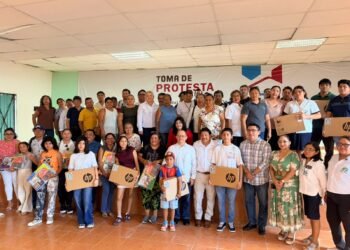 Más herramientas y menos gastos: estudiantes reciben  60 laptops y útiles