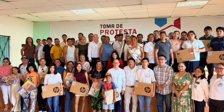 Más herramientas y menos gastos: estudiantes reciben 60 laptops y útiles