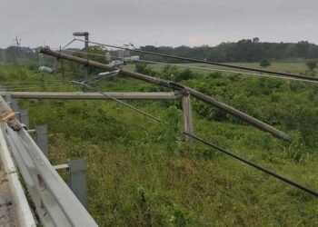 ¡Peligro en la carretera! Tormenta tumba postes y cableado en la Villahermosa-Escárcega