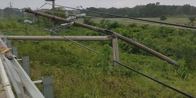¡Peligro en la carretera! Tormenta tumba postes y cableado en la Villahermosa-Escárcega