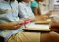 ¿Tu hijo lleva celular a la escuela? Esto reveló la consulta de la SEP
