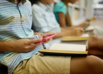 ¿Tu hijo lleva celular a la escuela? Esto reveló la consulta de la SEP