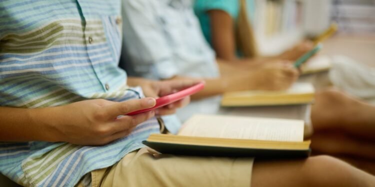 ¿Tu hijo lleva celular a la escuela? Esto reveló la consulta de la SEP