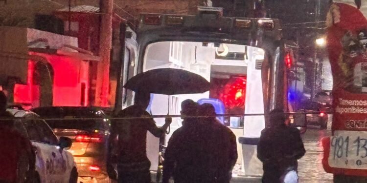 ¡Balazos en plena vialidad! Atacan a comisario y taxi queda en el fuego cruzado