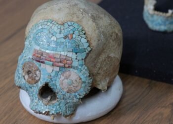 ¡Tiene turquesa y una serpiente! El enigmático cráneo que regresó a México