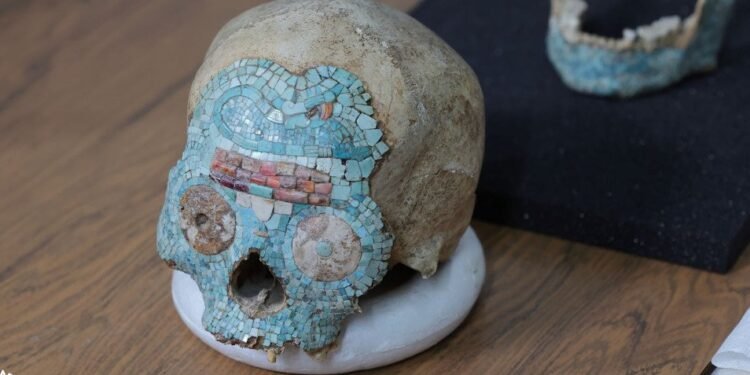 ¡Tiene turquesa y una serpiente! El enigmático cráneo que regresó a México
