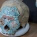 ¡Tiene turquesa y una serpiente! El enigmático cráneo que regresó a México