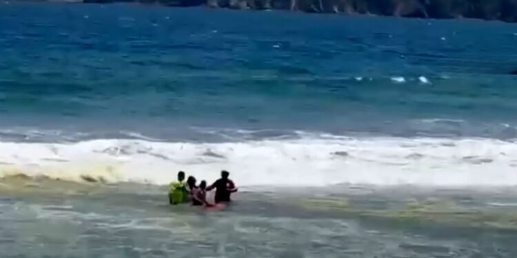 ¿Qué ocurrió en playa Miramar? Marina salva a joven que no podía salir del mar