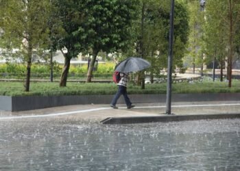 ¡No guardes el paraguas! Alertan por chubascos y viento en Campeche