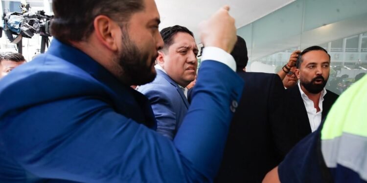 ¡Casi llegan a los golpes! Diputados del PRI y Morena arman trifulca en el Senado
