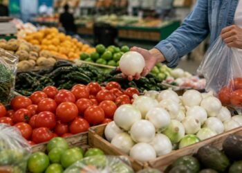 Julio mueve la canasta: jitomate, huevo y pollo bajan, pero cebolla se dispara casi 19%