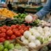 Julio mueve la canasta: jitomate, huevo y pollo bajan, pero cebolla se dispara casi 19%
