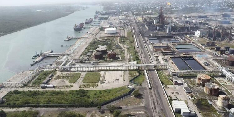 Pemex reconoce descargas oscuras cerca del río Pánuco, pero no precisa qué material