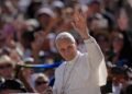 León XIV inicia histórica visita a Francia y verá la Santa Túnica de Cristo