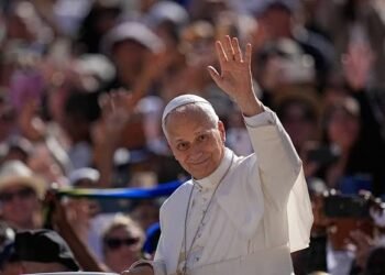 León XIV inicia histórica visita a Francia y verá la Santa Túnica de Cristo
