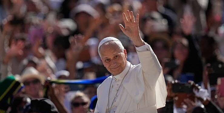 León XIV inicia histórica visita a Francia y verá la Santa Túnica de Cristo