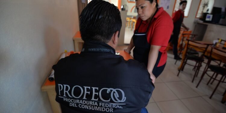 Profeco detecta compra mínima con tarjeta y suspende comercio en operativo patrio