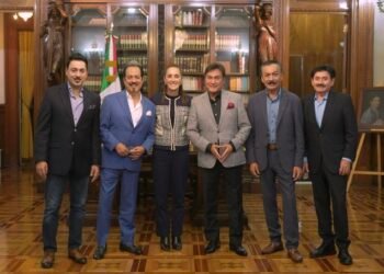 Claudia Sheinbaum reconoce el legado de Los Tigres del Norte en Palacio Nacional