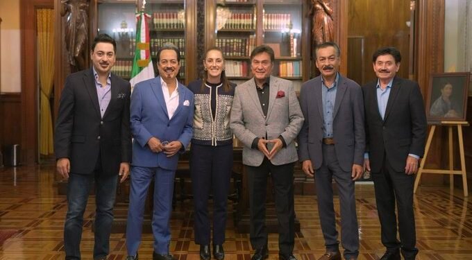 Claudia Sheinbaum reconoce el legado de Los Tigres del Norte en Palacio Nacional
