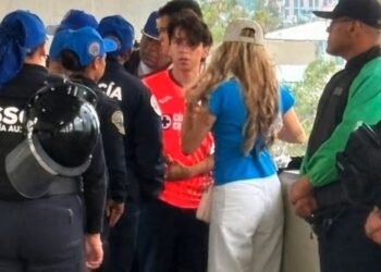 ¡Del micrófono al veto! Seguridad encara a Santiago Domínguez en el Estadio Banorte