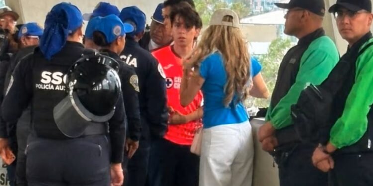 ¡Del micrófono al veto! Seguridad encara a Santiago Domínguez en el Estadio Banorte