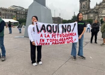 Greenpeace escala el asta del Zócalo para exigir freno a megaplanta de amoniaco