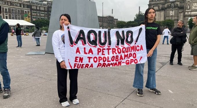 Greenpeace escala el asta del Zócalo para exigir freno a megaplanta de amoniaco