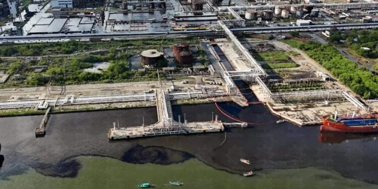 Dron de Marina registra mejoría en el río Pánuco; Pemex continua con la limpieza