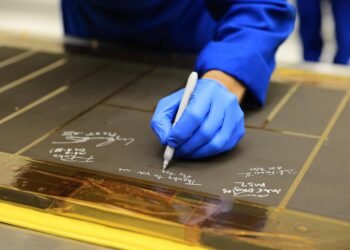 Una pieza, cuatro firmas y una misión: Artemis III se prepara para despegar
