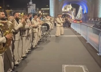 ¿La tambora hizo demasiado ruido? Policía retira a El Recodo de las calles de Londres