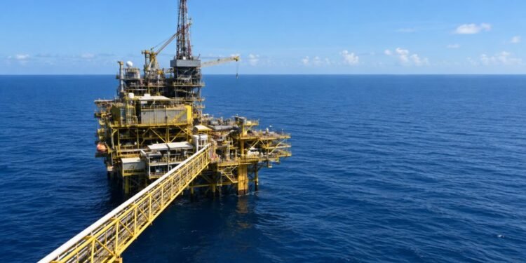 Avanza reparación de ducto tras derrame frente a Campeche; Pemex descarta riesgo para las costas