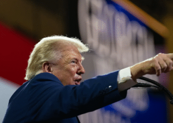Crisis entre Trump y la prensa escala: cadenas suspenden cobertura presidencial