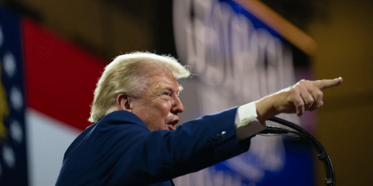 Crisis entre Trump y la prensa escala: cadenas suspenden cobertura presidencial