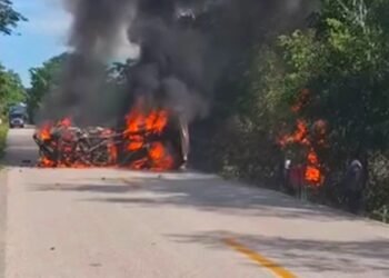 Choque frontal en Sabancuy deja cinco muertos y dos vehículos calcinados