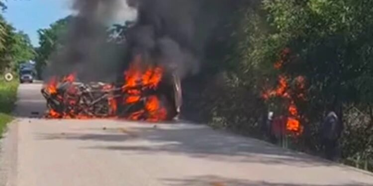 Choque frontal en Sabancuy deja cinco muertos y dos vehículos calcinados