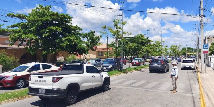 ¿Por qué colapsó la Miguel Alemán? Feria y horario escolar complican el tránsito vial